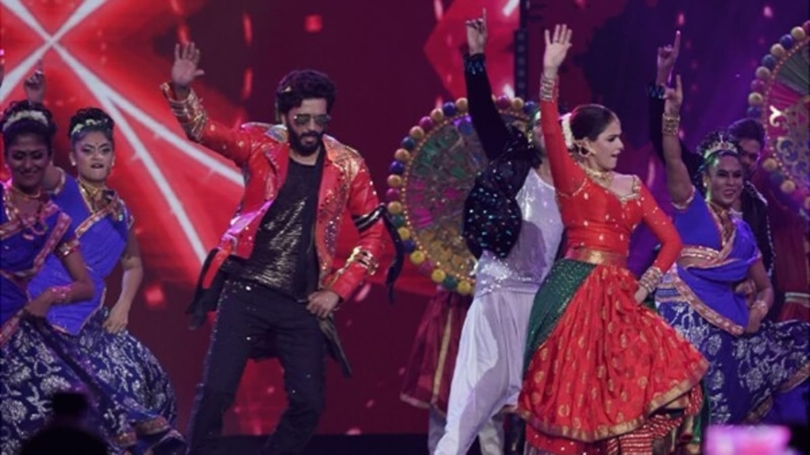 Riteish and Genelia honour Marathi cinema through their captivating performance