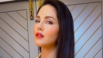 Leaving her silky tresses open down and swept across one shoulder, Sunny accessorised her look with a handcrafted emerald and diamond choker and necklace from Mozaati. &nbsp;&nbsp; (Instagram/sunnyleone)