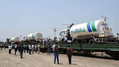 Empty oxygen containers loaded on train rakes at the Indian Railways Kalamboli Goods Yard, ahead of being transported to three Indian states for refilling, in Navi Mumbai, on April 19. In Maharashtra, the daily requirement of oxygen touched 1,800 Metric Tonnes (MT) in April; at the time, the production capacity was 1,300 MT daily from 32 firms. The shortfall was made up by acquiring oxygen from other states. (Bachchan Kumar / HT Photo) Empty oxygen containers loaded on train rakes at the Indian Railways Kalamboli Goods Yard, ahead of being transported to three Indian states for refilling, in Navi Mumbai, on April 19. In Maharashtra, the daily requirement of oxygen touched 1,800 Metric Tonnes (MT) in April; at the time, the production capacity was 1,300 MT daily from 32 firms. The shortfall was made up by acquiring oxygen from other states. (Bachchan Kumar / HT Photo)