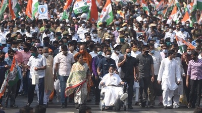 West Bengal CM Mamata Banerjee rallies on a wheelchair on Nandigram Divas ahead of the WB Assembly election, in Kolkata, on March 14. The Trinamool Congress (TMC), led by India’s only woman chief minister Banerjee — swept the West Bengal assembly polls of 2021 for a third time, in a sign of the continued assertion of regional parties in Indian politics, and in a major setback to the Bharatiya Janata Party (BJP).&nbsp; (Samir Jana / HT Photo)
