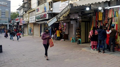 People seen at Lajpat Nagar Market as non-essential shops are permitted to open between 10am and 8pm based on an odd-even basis amid the surge in Omicron cases, in New Delhi on Thursday. (ANI) People seen at Lajpat Nagar Market as non-essential shops are permitted to open between 10am and 8pm based on an odd-even basis amid the surge in Omicron cases, in New Delhi on Thursday. (ANI)