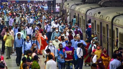 A crowded platform at Chhatrapati Shivaji Maharaj Terminus railway station amid Omicron crisis on Wednesday. (PTI) A crowded platform at Chhatrapati Shivaji Maharaj Terminus railway station amid Omicron crisis on Wednesday. (PTI)