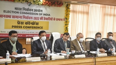 Sushil Chandra (chief election commissioner of India) Rajiv Kumar (election commissioner of India) Anup Chandra Pandey (election commissioner of India) and other addressing press conference regarding preparation of upcoming UP assembly elections, in Lucknow on Thursday. (Deepak Gupta/HT Photo)