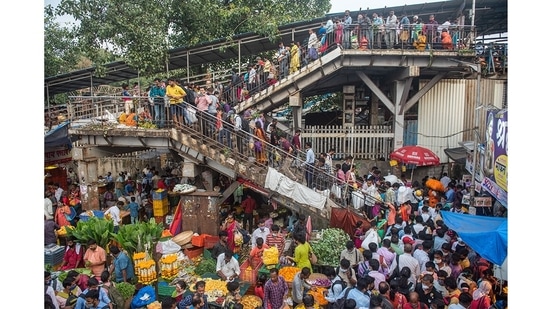 A view of the Dadar Flower market ahead of Dashera, in Mumbai, on October 14. In December, cases of Covid-19 begin to surge again and Maharashtra now leads the country in the number of reported instances of Omicron, a new variant of concern, the debate on responsible behaviour during a pandemic, despite eased restrictions, resumes.(Pratik Chorge / HT Photo)