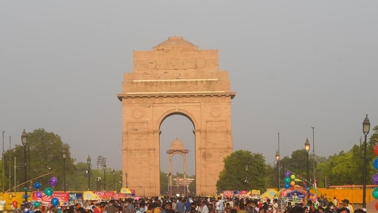 India Gate witnesses huge crowds during New Year's celebrations 