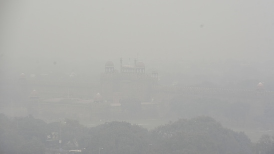 A view of the Red Fort shrouded in a dense layer of smog, in New Delhi, on December 1. Delhi’s average AQI as of December 27 was 344, higher than December 2020 (331) and 2019 (337).&nbsp;(Sanchit Khanna / HT Photo)