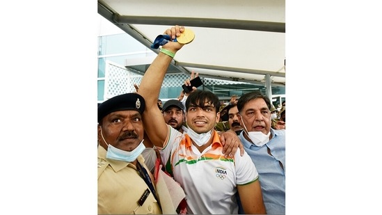 Tokyo 2020 Olympics gold medalist Neeraj Chopra arrives at the IGI T3 airport, in New Delhi, on August 9. Chopra scripted history as he became the first track and field athlete to win a gold medal (javelin throw) for India at the Olympics.(Sanjeev Verma / HT Photo)