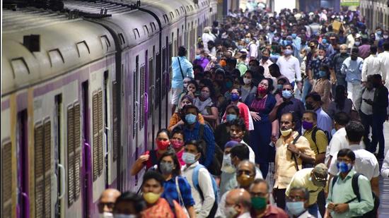 500 pax get Covid-19 vaccines everyday at Mumbai’s suburban railway stations (HT File)