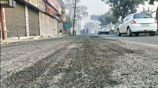 Road, after which vigilance is sought, wearing away within days of construction at Pakhowal Road in Ludhiana on December 30, 2021. (HT PHOTO)