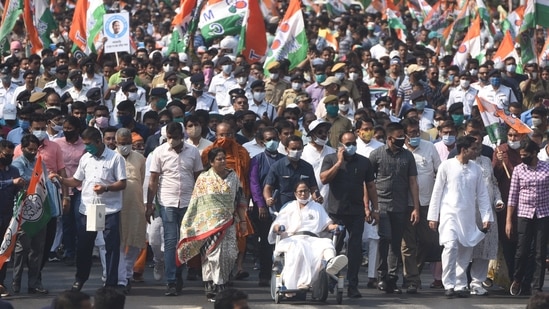 West Bengal CM Mamata Banerjee rallies on a wheelchair on Nandigram Divas ahead of the WB Assembly election, in Kolkata, on March 14. The Trinamool Congress (TMC), led by India’s only woman chief minister Banerjee — swept the West Bengal assembly polls of 2021 for a third time, in a sign of the continued assertion of regional parties in Indian politics, and in a major setback to the Bharatiya Janata Party (BJP).&nbsp;(Samir Jana / HT Photo)