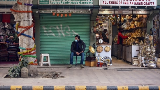 Delhi markets are operating on ad odd-even basis as a mini-lockdown has been imposed as Omicron cases are rising.&nbsp;