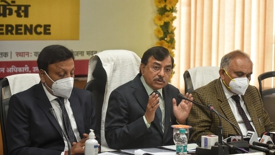 Chief election commissioner Sushil Chandra addressing a press conference in Lucknow on Thursday.(Deepak Gupta/HT Photo)