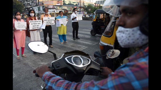 Volunteers of Navi Mumbai-based NGO, Anvay Pratishthan, urging residents to opt for New Year celebrations free of alcohol in Vashi. (BACHCHAN KUMAR/HT PHOTO)