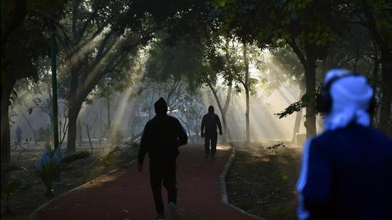 IMD also issued a yellow alert for December 31 and January 1, asking the city residents to beware of a weather situation, referring to the dropping temperatures. (Sanjeev Verma/HT Photo) IMD also issued a yellow alert for December 31 and January 1, asking the city residents to beware of a weather situation, referring to the dropping temperatures. (Sanjeev Verma/HT Photo)