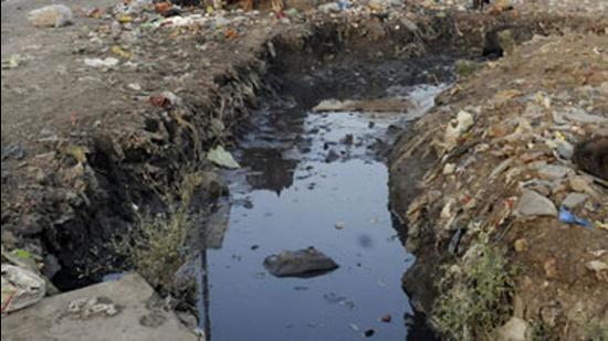 Residents of Manjit Nagar ion Ludhiana got into heated arguments with the local councillor’s husband, who was inaugurating another project, over a choked sewer line on main road. (Representative Photo/HT)