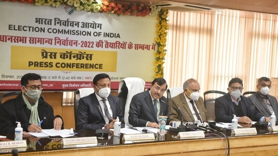 Sushil Chandra (chief election commissioner of India) Rajiv Kumar (election commissioner of India) Anup Chandra Pandey (election commissioner of India) and other addressing press conference regarding preparation of upcoming UP assembly elections, in Lucknow on Thursday.(Deepak Gupta/HT Photo)