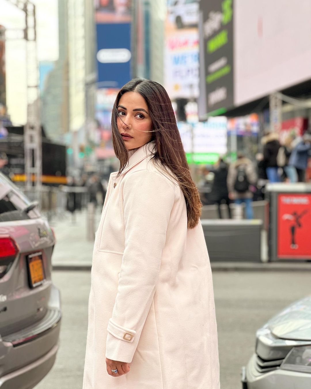 Hina Khan, who is currently vacationing in New York, posed for a photoshoot on the streets of New York. Hina Khan, who is currently vacationing in New York, posed for a photoshoot on the streets of New York.
