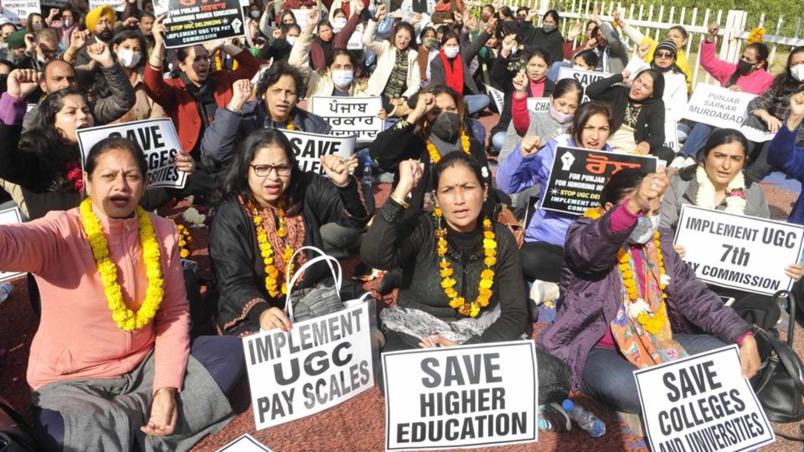 Pay scales row: Punjab teachers' protest hits one-month mark - Hindustan  Times