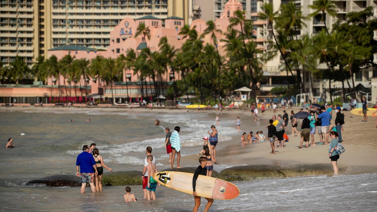 https://images.hindustantimes.com/img/2021/12/31/1600x900/US-WEATHER-HAWAII-STORM-0_1640938998078_1640939031137.jpg