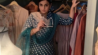 Vidya Balan accessorised the retro look with a pair of white framed sunglasses, a pair of earrings and a set of gold bangles. (Instagram/balanvidya)