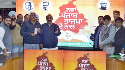 Union Minister and BJP election incharge of the state Gajendra Singh Shekhawat launching the toll free number for enrolment at Circuit House in Ludhiana December 31, 2021. (Harsimar Pal Singh/HT) Union Minister and BJP election incharge of the state Gajendra Singh Shekhawat launching the toll free number for enrolment at Circuit House in Ludhiana December 31, 2021. (Harsimar Pal Singh/HT)