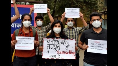 Resident doctors from Maharashtra continued to strike on the third consecutive day on Friday, even as their counterparts in New Delhi called off their strike to protest against delays in releasing the NEET-PG counselling date (HT) Resident doctors from Maharashtra continued to strike on the third consecutive day on Friday, even as their counterparts in New Delhi called off their strike to protest against delays in releasing the NEET-PG counselling date (HT)