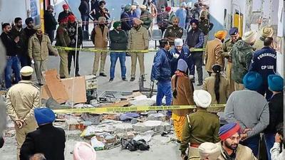 The Khanna police suspended a woman cop, who was in relationship with Ludhiana district court complex bomb blast accused Gagandeep Singh. The Khanna police suspended a woman cop, who was in relationship with Ludhiana district court complex bomb blast accused Gagandeep Singh.