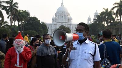 Kolkata Police personnel make a public announcement amid the rise of Covid-19 cases as people throng to the iconic Victoria Memorial Hall on the last day of 2021 in Kolkata on Friday. (HT PHOTO.) Kolkata Police personnel make a public announcement amid the rise of Covid-19 cases as people throng to the iconic Victoria Memorial Hall on the last day of 2021 in Kolkata on Friday. (HT PHOTO.)