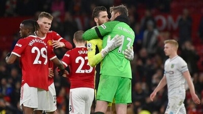 Manchester United's goalkeeper David de Gea, centre, cheers Burnley's goalkeeper Wayne Hennessey at the end of the English Premier League soccer match between Manchester United and Burnley at Old Trafford in Manchester, England, Thursday (AP) Manchester United's goalkeeper David de Gea, centre, cheers Burnley's goalkeeper Wayne Hennessey at the end of the English Premier League soccer match between Manchester United and Burnley at Old Trafford in Manchester, England, Thursday (AP)