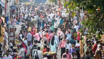 People shop at Dadar market on the eve of New Year amid concern over rising Omicron cases, in Mumbai on Friday. (PTI) People shop at Dadar market on the eve of New Year amid concern over rising Omicron cases, in Mumbai on Friday. (PTI)