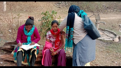 Deoghar, Dec 31 (ANI): A healthcare worker inoculates a beneficiary with a dose of the COVID-19 vaccine during a door to door vaccination drive amid the spike in Omicron cases, at Karo village, in Deoghar on Friday. (ANI Photo) (Somnath Sen) Deoghar, Dec 31 (ANI): A healthcare worker inoculates a beneficiary with a dose of the COVID-19 vaccine during a door to door vaccination drive amid the spike in Omicron cases, at Karo village, in Deoghar on Friday. (ANI Photo) (Somnath Sen)