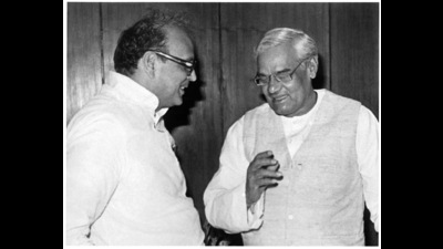 18 May 1991 - Amid Hectic electioneering schedules Janata Dal Leader VP Singh and Bharatiya Janata Party’s Atal Bihari Vajpayee arch political Rivals find time for pleasantries at a chance meeting at Delhi Airport. (Original caption) (HT Photo)
