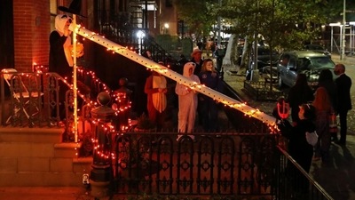 Candy is delivered to trick-or-treaters through a plastic pipe to maintain social distance during the outbreak of coronavirus disease in Brooklyn, New York, U.S., October 31, 2020. (REUTERS/Caitlin Ochs) Candy is delivered to trick-or-treaters through a plastic pipe to maintain social distance during the outbreak of coronavirus disease in Brooklyn, New York, U.S., October 31, 2020. (REUTERS/Caitlin Ochs)