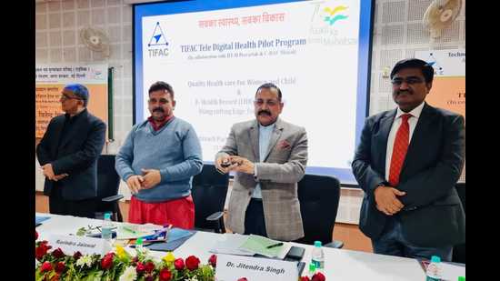 Minister of state for science and technology, Jitendra Singh launching the Tele-Digital Healthcare Pilot Programme at Banaras Hindu University. (HT photo)