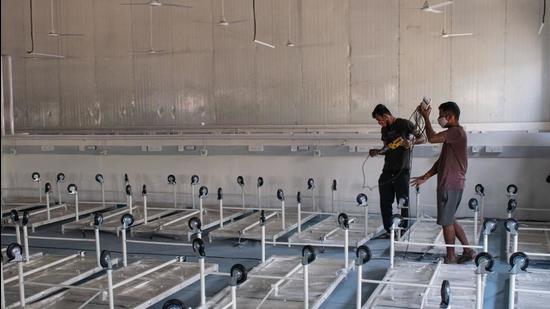 Workers prepare new Covid center amid the rising cases of Omicron in Mumbai. (Pratik Chorge/HT Photo)