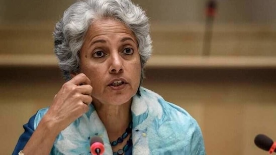 ওমিক্রন কিছু COVID-19 ভ্যাকসিন দ্বারা উত্পন্ন অ্যান্টিবডি এড়াতে পারদর্শী, বলছেন WHO-এর আধিকারিকরা। তবে তার মানে কিন্তু কখনই এই নয় যে ভ্যাকসিন সম্পূর্ণ অপ্রয়োজনীয়। 'আমরা কখনই বলছি না যে সমস্ত টিকাই সম্পূর্ণভাবে অকার্যকর হয়ে যাবে,' জানান স্বামীনাথন। ফাইল ছবি : রয়টার্স&nbsp;(REUTERS)