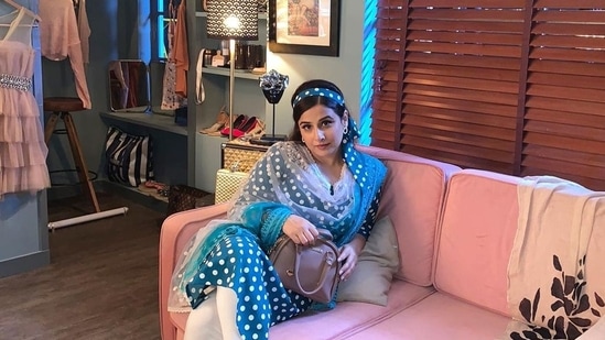 Wearing a dab of pink lipstick, Vidya amplified the retro glam quotient with typical winged eyeliner streaks, rosy blushed and highlighted cheeks, mascara-laden eyelashes and filled-in eyebrows.(Instagram/balanvidya)