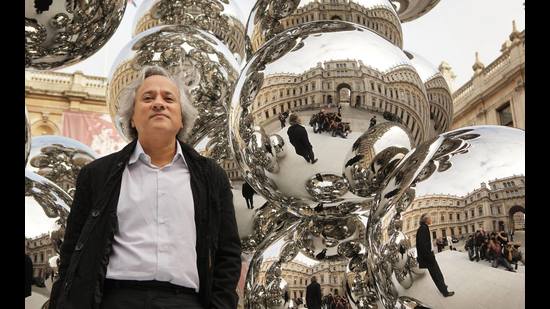 Anglo-Indian artist Anish Kapoor has always been at the top of the list of Indian Hurun artists.  2021 is the third time he has done it, once again!