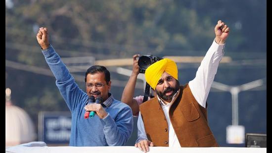 Delhi Chief Minister and Aam Aadmi Party President Arvind Kejriwal and MLA Constituency Sangrur Bhagwant wave hands to supporters during a 'peace march', ahead of the 2022 Punjab assembly elections in Patiala. (PTI)