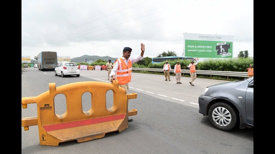 The State Highway Traffic penalised 2,55,920 motorists for different violations on the Mumbai-Pune Expressway in Raigad district. (BACHCHAN KUMAR/HT PHOTO)