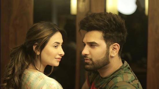 Paras Chhabra and Mahira Sharma will ring in the New Year in Dubai.