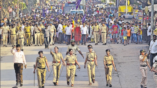Protester protest at Amar Mahal Chembur , after Pune Bhima Koregaon Violence in Pune. (Vijayanand Gupta/HT Photo)