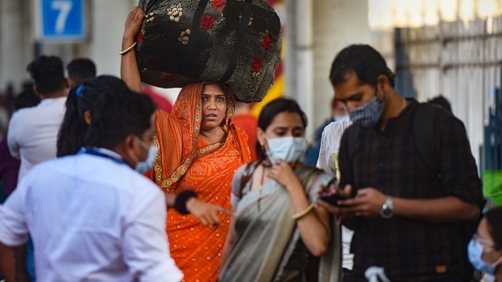 According to the daily data acquired on Thursday, after 34 days, the daily rise in cases in India have crossed 10000. In the last 24 hours, 13154 people have tested positive.(PTI)
