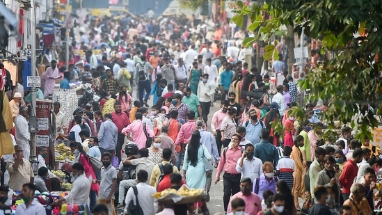 People shop at Dadar market on the eve of New Year amid concern over rising Omicron cases, in Mumbai on Friday.(PTI)