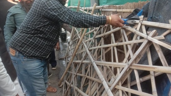 Farmers who have been protesting at the Delhi Ghazipur border finally remove their tents and prepare to head back home.(HT Photo/Sanchit Khanna)