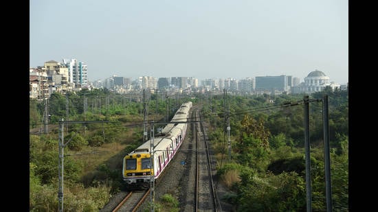 Commuters urge Central Railway to run more trains on Nerul, Belapur, Kharkopar line. (BACHCHAN KUMAR/HT PHOTO) Commuters urge Central Railway to run more trains on Nerul, Belapur, Kharkopar line. (BACHCHAN KUMAR/HT PHOTO)