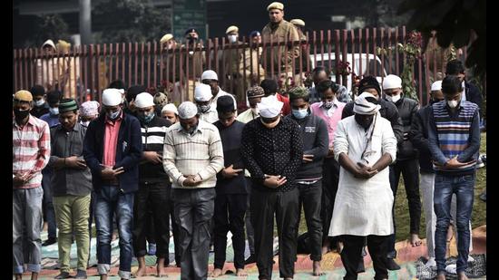 Muslims offer namaz in a park at Udyog Vihar, near NH 48 in Gurugram on Friday. (Vipin Kumar/HT PHOTO)