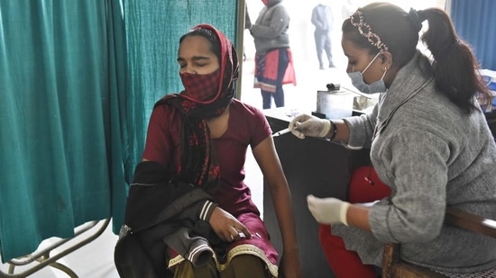 A health worker administers a dose of Covid-19 vaccine at a government medical facility in Gurugram’s Sector 31. (Vipin Kumar/HT PHOTO)