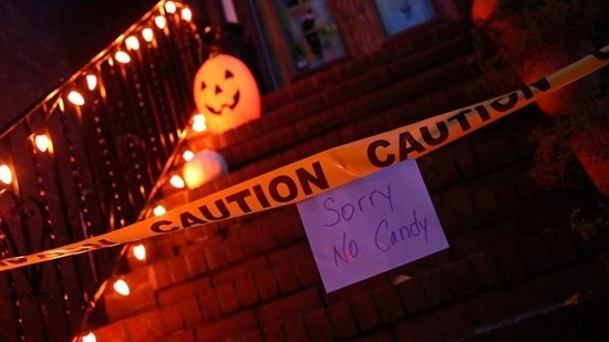 A sign is posted for trick-or-treaters during the outbreak of coronavirus disease in Brooklyn, New York, U.S., October 31, 2020. (REUTERS/Caitlin Ochs)