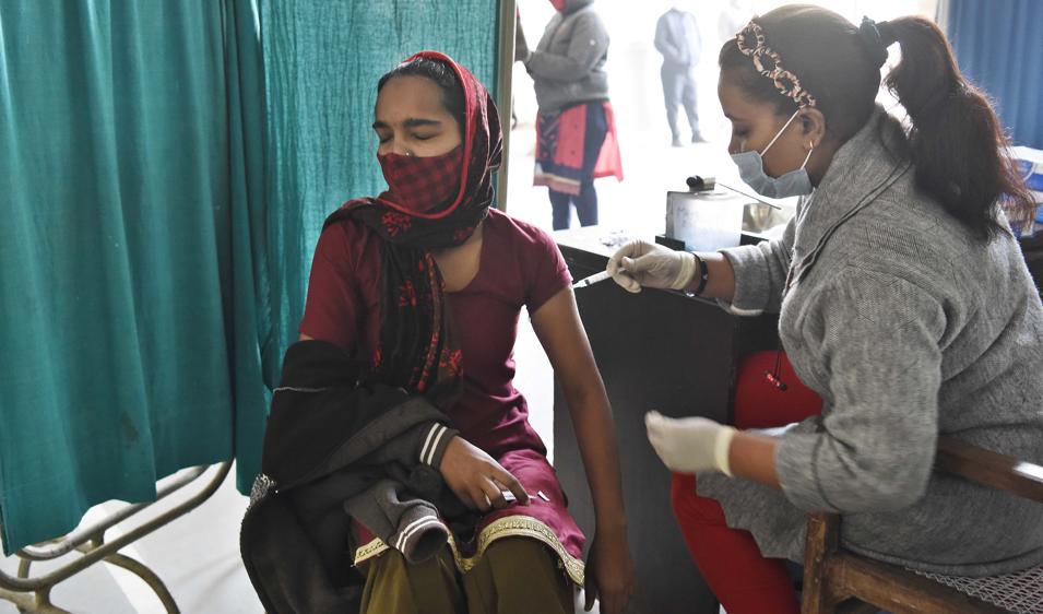 A health worker administers a dose of Covid-19 vaccine at a government medical facility in Gurugram’s Sector 31. (Vipin Kumar/HT PHOTO) A health worker administers a dose of Covid-19 vaccine at a government medical facility in Gurugram’s Sector 31. (Vipin Kumar/HT PHOTO)